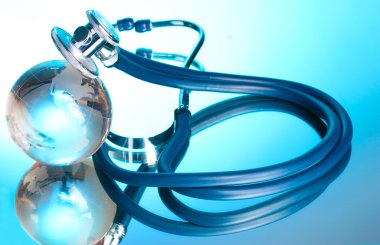 Küre ve mavi stetoskop