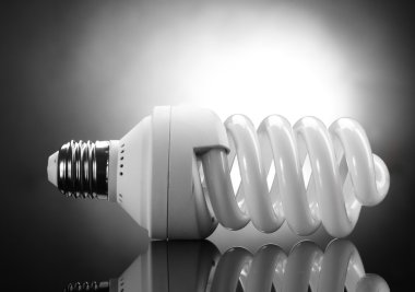 enerji tasarruflu lamba gri arka plan üzerinde