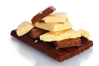 dilimleri üzerinde beyaz izole beyaz çikolata ve süt