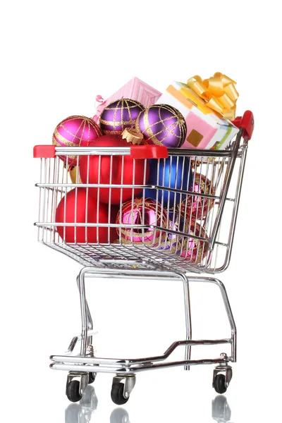 Belles boules de Noël lumineuses et cadeaux dans le chariot isolé sur blanc — Photo