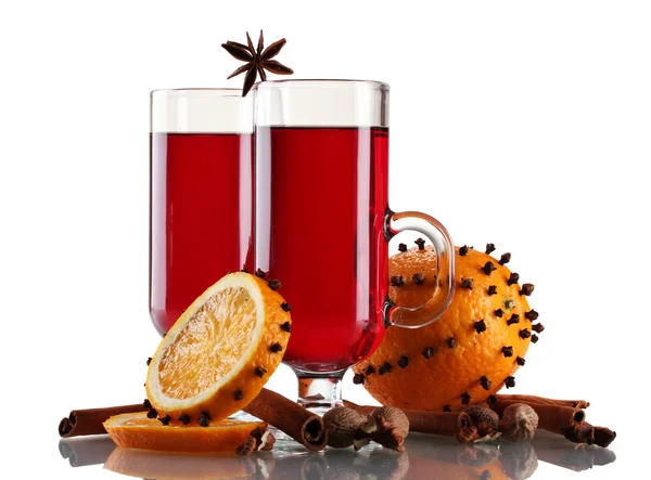 Mulled wine in the glass, spice and orange isolated on white — Stock Photo, Image