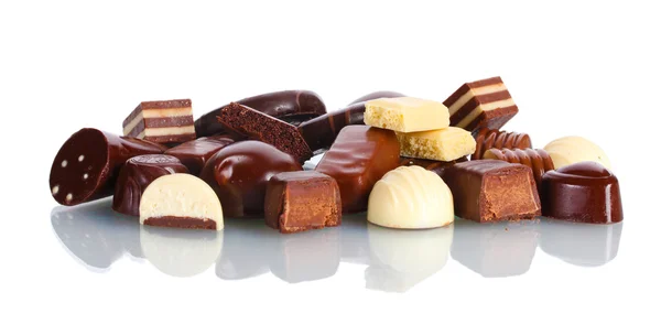 Muchos caramelos de chocolate diferentes aislados en blanco — Foto de Stock