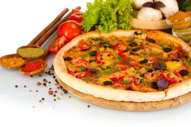 güzel pizza, sebze ve baharat üzerine beyaz izole