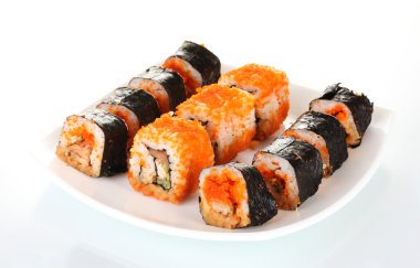 plaka üzerinde beyaz izole lezzetli sushi