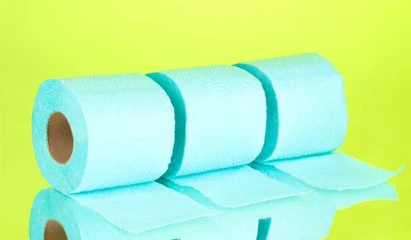 Rollos azules de papel higiénico sobre fondo verde — Foto de Stock