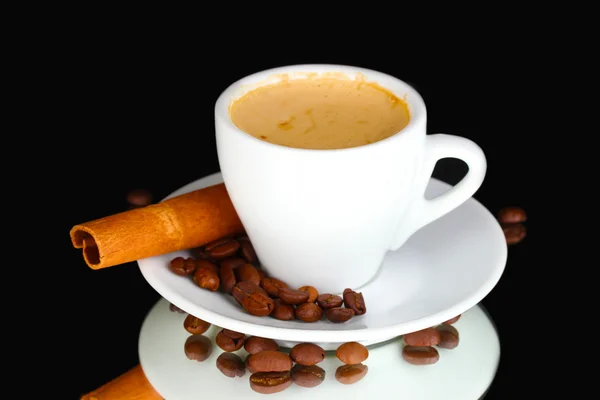 Taza de café, canela y granos de café sobre fondo negro — Foto de Stock