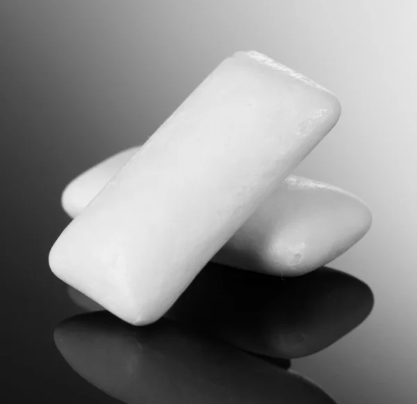 Kauwgom tandvlees op grijze achtergrond — Stockfoto