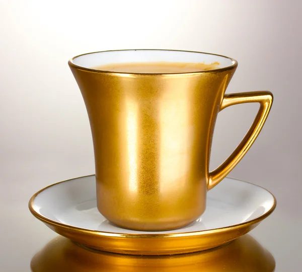 Arany csésze kávé elszigetelt fehér — Stock Fotó