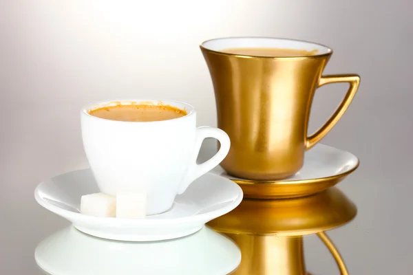 Dos tazas de café y azúcar aislados en blanco — Foto de Stock