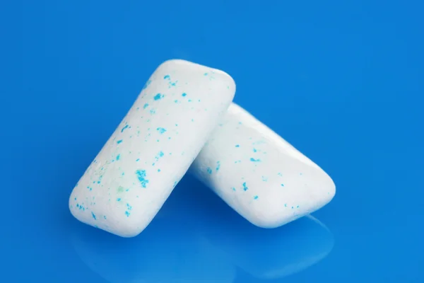 Chewing gums on blue background — Stock Photo, Image