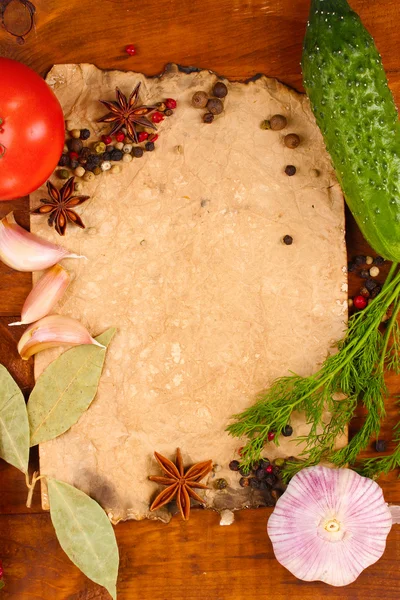Gamla papper för recept och kryddor på träbord — Stockfoto