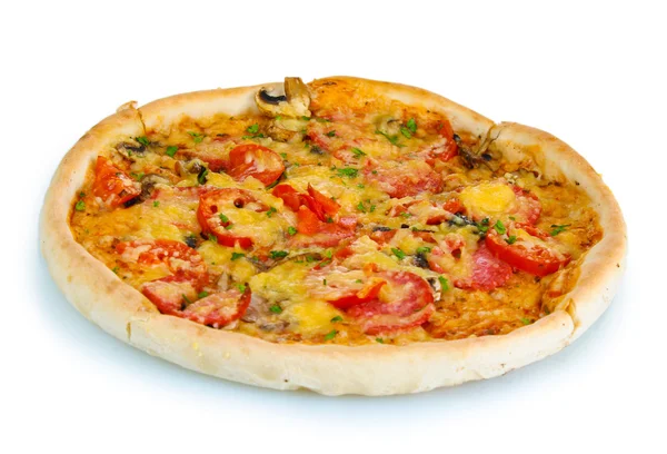 Läcker pizza med korv och grönsaker isolerad på vit — Stockfoto