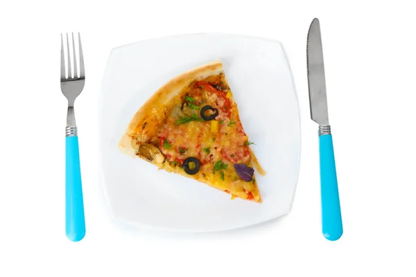 Deliziosa fetta di pizza su piatto, coltello e forchetta isolati su bianco — Foto Stock