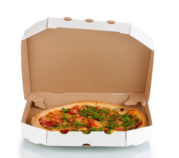 Délicieuse pizza aux saucisses et légumes dans l'emballage isolé au whit — Photo