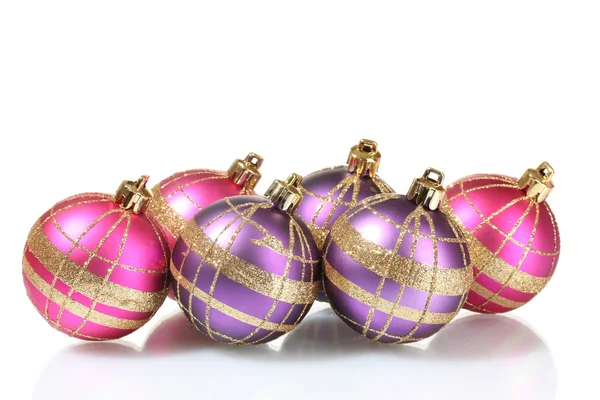 Belle palline di Natale viola e rosa isolate sul bianco — Foto Stock