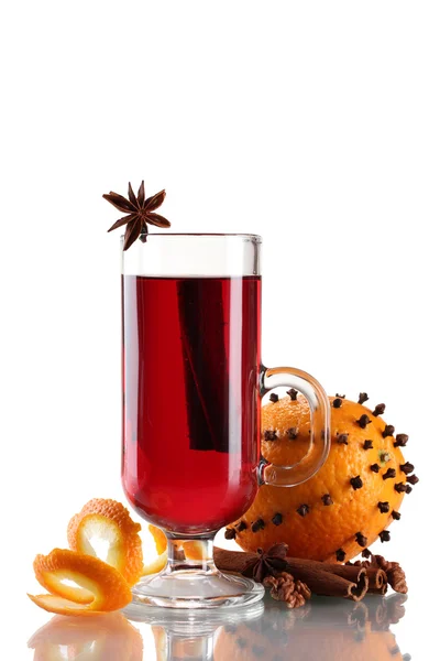 Mulled κρασί στο γυαλί, μπαχαρικών και πορτοκαλί που απομονώνονται σε λευκό — Φωτογραφία Αρχείου