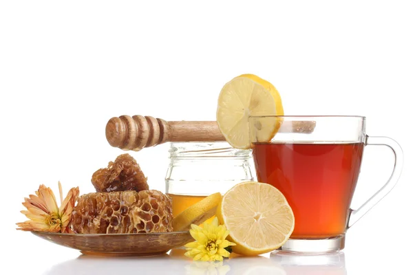 Miele, limone, favo e una tazza di tè isolato su bianco — Foto Stock