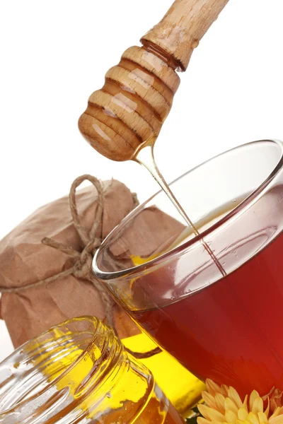 Honig und Tasse Tee isoliert auf weiß — Stockfoto
