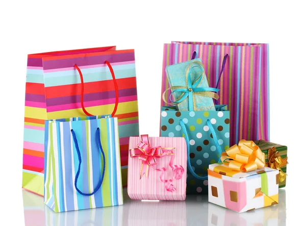 Ljusa presentpåsar och gåvor isolerad på vit — Stockfoto