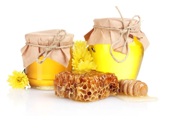 Twee potten van honing, honingraten en houten drizzler geïsoleerd op wit — Stockfoto