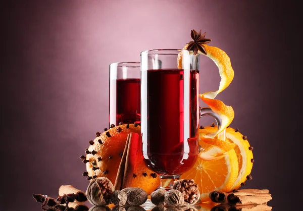 Forralt Boros üvegek-, fűszer- és narancssárga, lila háttér — Stock Fotó