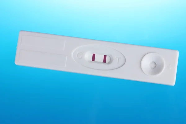 蓝色背景上的怀孕测试 — 图库照片