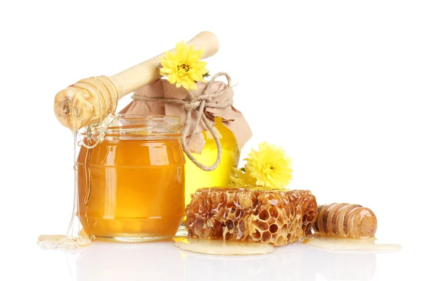 Dois frascos de mel, favos de mel e drizzler de madeira isolados em branco — Fotografia de Stock