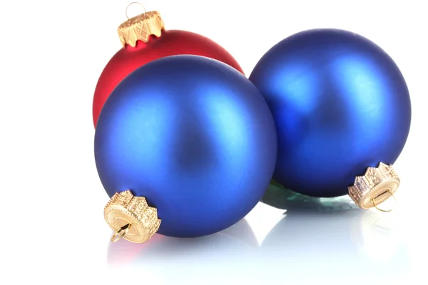 아름 다운 파란색과 빨간색 크리스마스 볼을 흰색 절연 — 스톡 사진