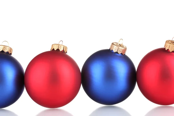 Prachtige blauwe en rode kerstballen geïsoleerd op wit — Stockfoto