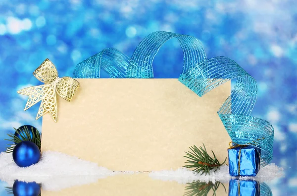 Lege briefkaart, kerstballen en Spar-boom op blauwe achtergrond — Stockfoto