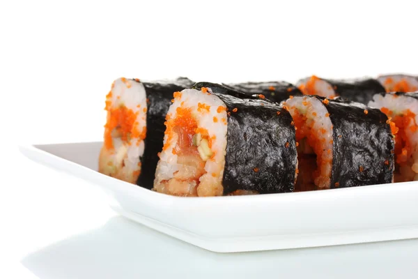 Plaka üzerinde beyaz izole lezzetli sushi — Stok fotoğraf