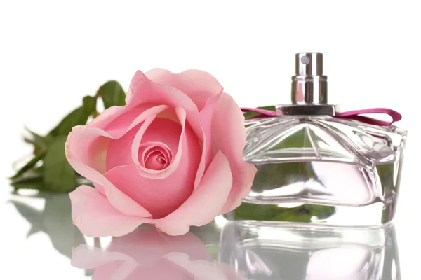 Пляшка парфумів і рожева троянда ізольовані на білому — стокове фото
