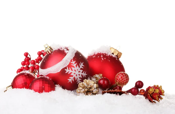 Szép piros karácsonyi bálok és elszigetelt fehér hó kúp — Stock Fotó