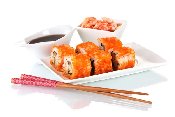 Delicioso sushi en plato, palillos, salsa de soja y camarones aislados en wh — Foto de Stock