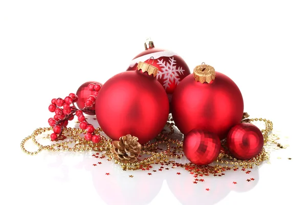 Belles boules de Noël rouges et cônes isolés sur blanc — Photo