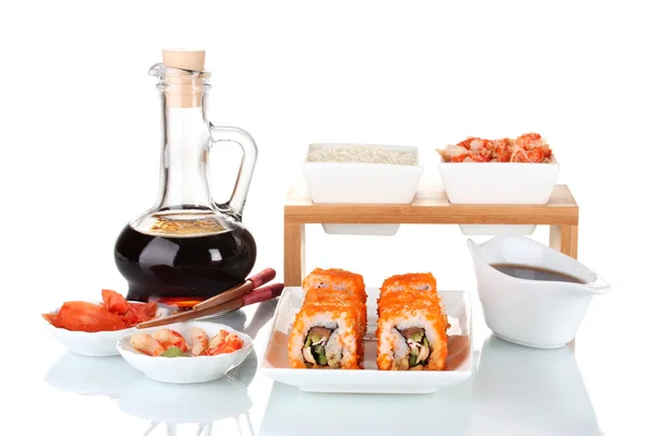 Lahodné sushi na desku, hůlky, sójová omáčka, ryby a krevety, samostatný — Stock fotografie