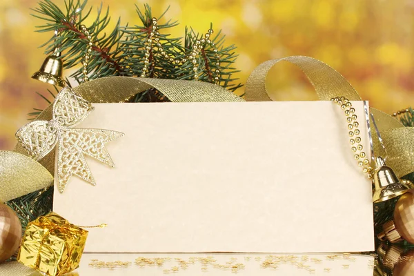 Lege briefkaart, kerstballen en Spar-boom op gele achtergrond — Stockfoto