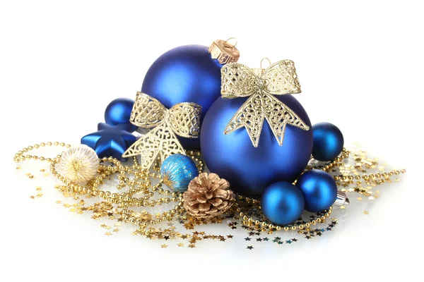 美丽的蓝色圣诞球和锥体上白色隔离 — 图库照片