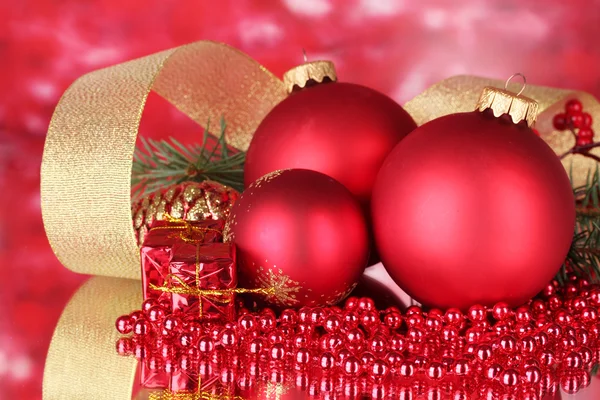 Vánoční koule a zelený strom na červené — Stock fotografie