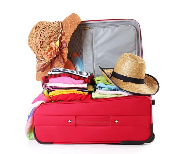 Valigia rossa aperta con indumenti isolati su un bianco — Foto Stock