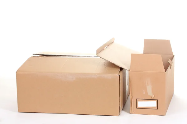 Две картонные коробки, изолированные на белом — стоковое фото