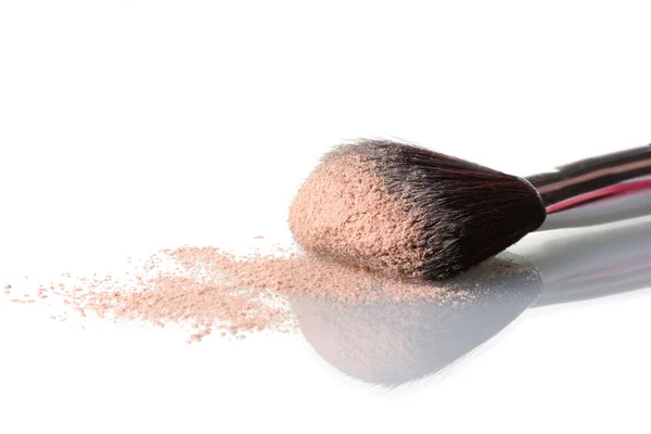 Cepillo cosmético y polvo aislado en blanco — Foto de Stock
