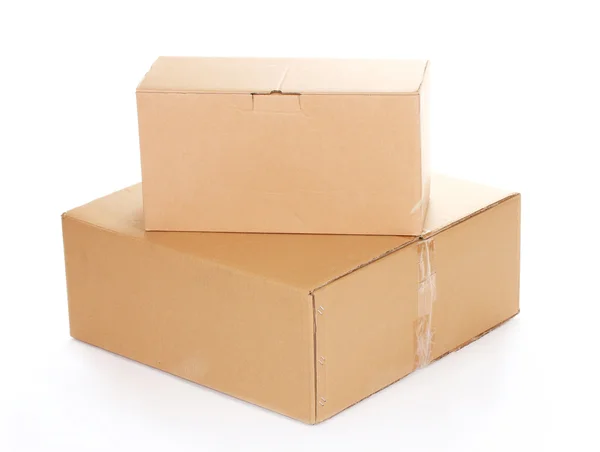 Due scatole di cartone chiuse isolate su bianco — Foto Stock