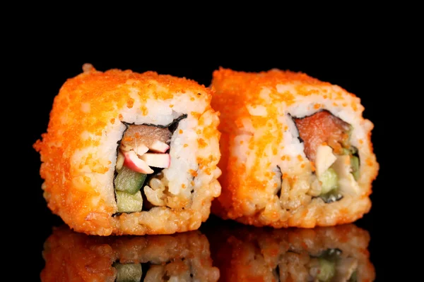 Delicioso sushi no fundo preto — Fotografia de Stock