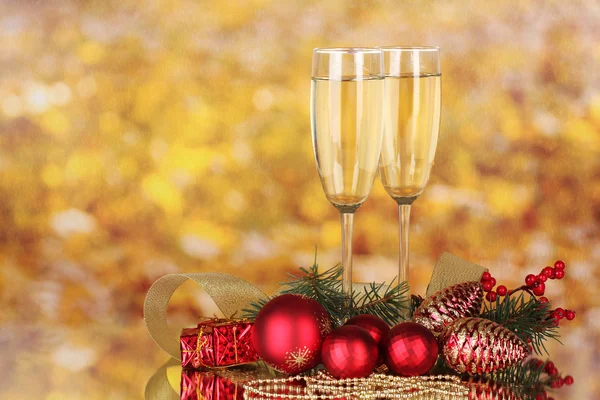 Два стакана с рождественским декором на желтом — стоковое фото