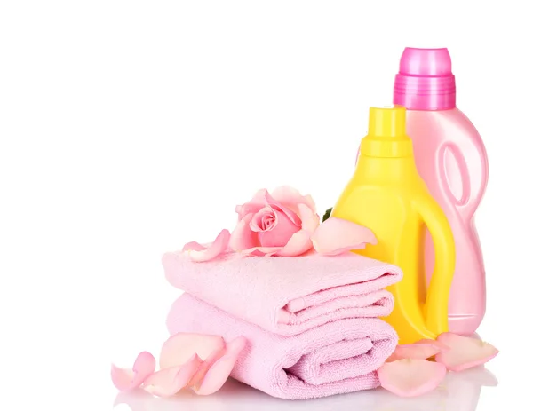 Handtuch und Reinigung isoliert auf weiß — Stockfoto