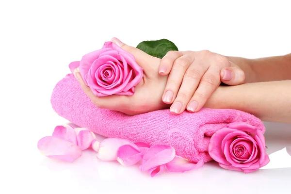 Toalha rosa com rosas e mãos sobre fundo branco — Fotografia de Stock