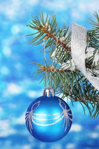 Juleball på treet i blått – stockfoto