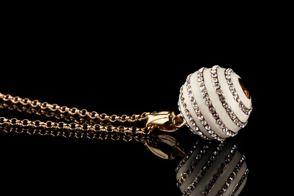Siyah üzerine izole mücevher ile Top şeklinde kolye — Stok fotoğraf