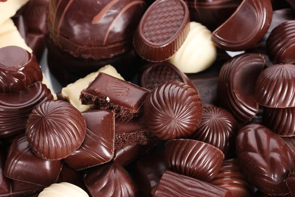 Много разных шоколадных конфет крупным планом — стоковое фото